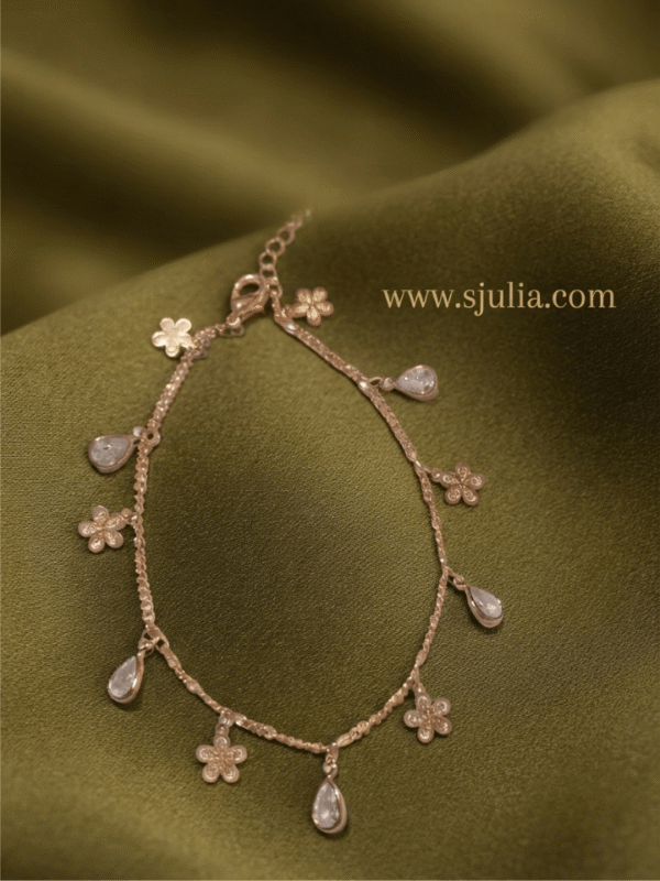 Qatra Gold Plated Teardrop Flower Charm Anklet Qatra Gold Plated Teardrop Flower Charm Anklet