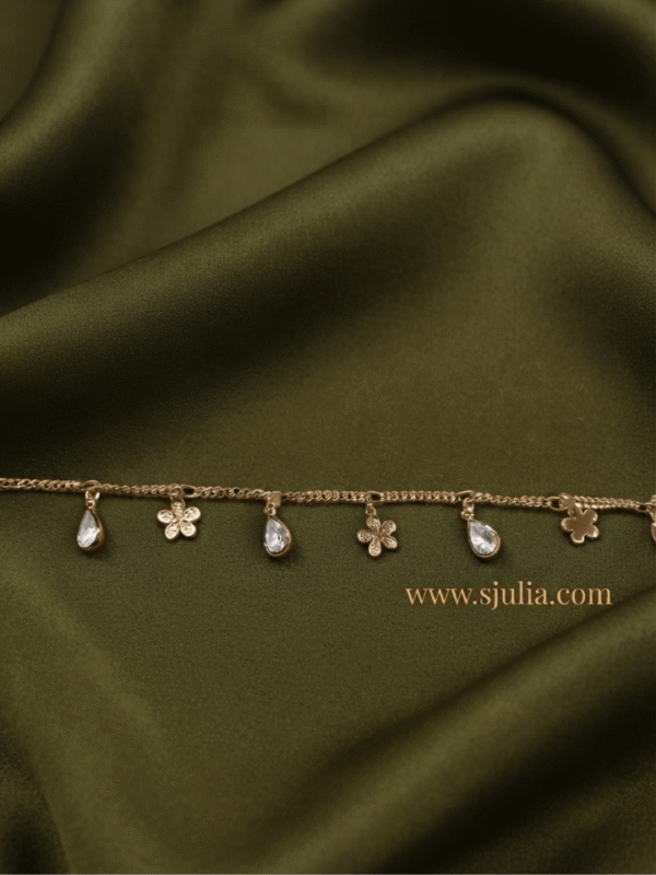 4Qatra Gold Plated Teardrop Flower Charm Anklet Qatra Gold Plated Teardrop Flower Charm Anklet