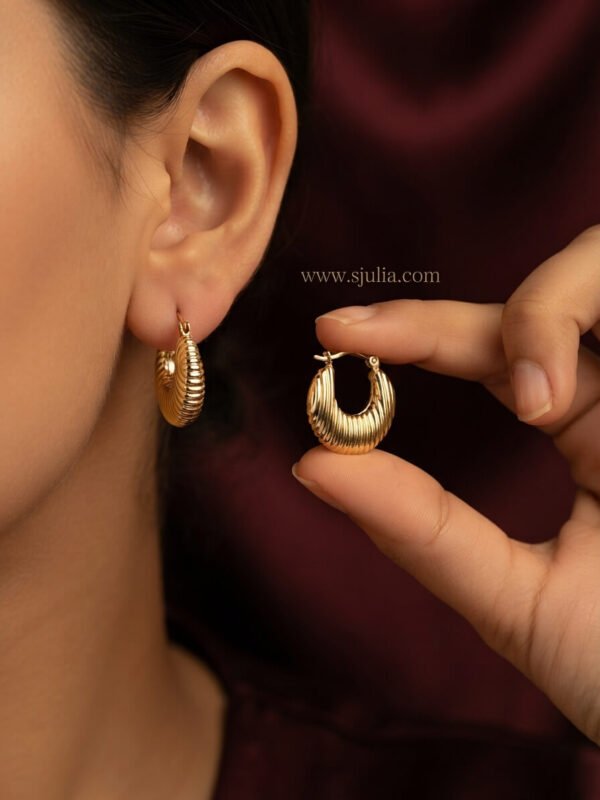 Laiba – Fine Ridged Gold Hoop Earrings Laiba – Fine Ridged Gold Hoop Earrings