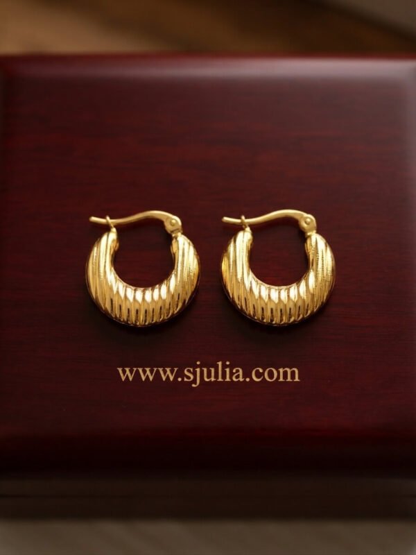 Laiba – Fine Ridged Gold Hoop Earrings Laiba – Fine Ridged Gold Hoop Earrings