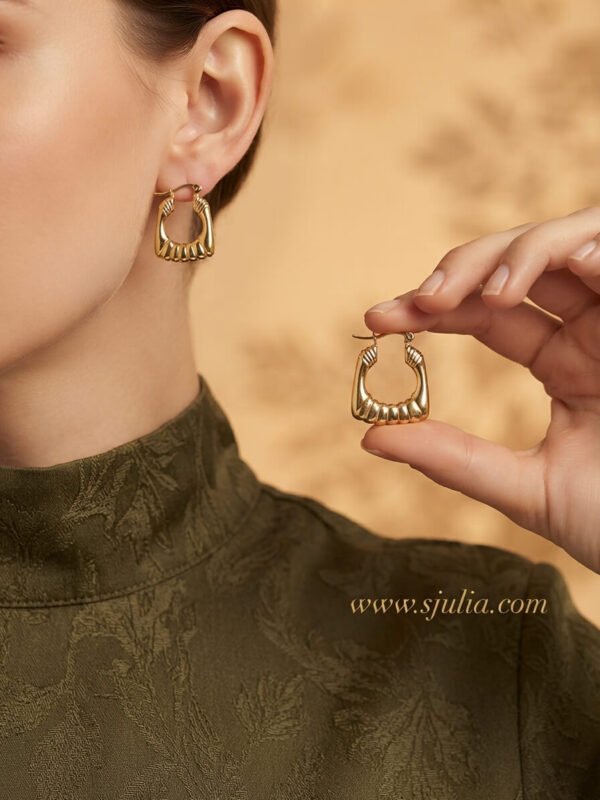 Zoya – Ribbed Square Gold Hoop Earrings Zoya – Ribbed Square Gold Hoop Earrings