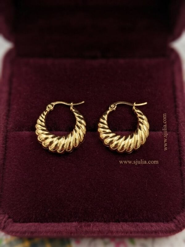 Alishba – Croissant Twist Gold Hoop Earrings Alishba – Croissant Twist Gold Hoop Earrings