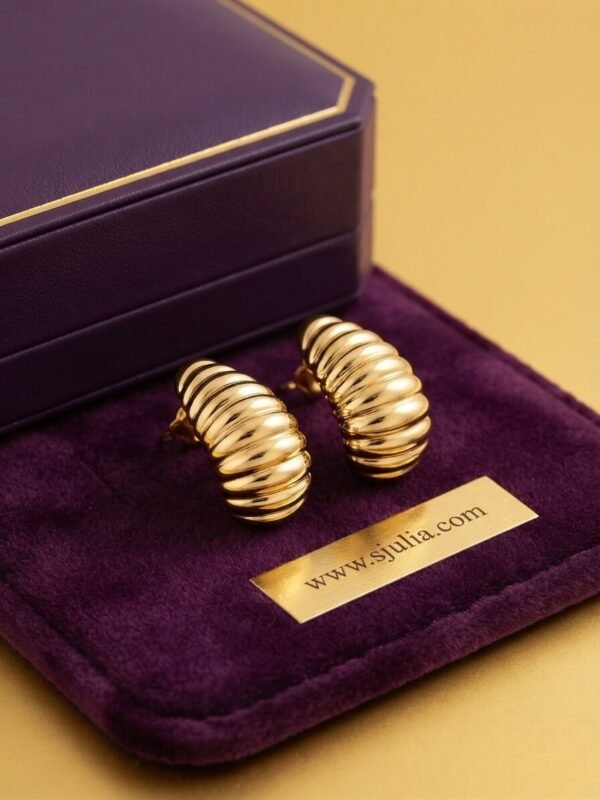 Meher – Ribbed Gold Chunky Hoop Earrings Meher – Ribbed Gold Chunky Hoop Earrings