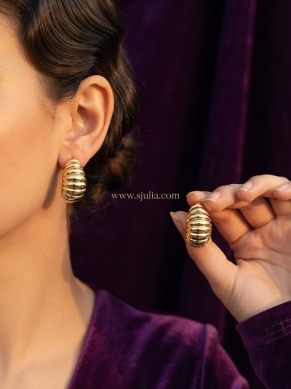 Meher – Ribbed Gold Chunky Hoop Earrings Meher – Ribbed Gold Chunky Hoop Earrings