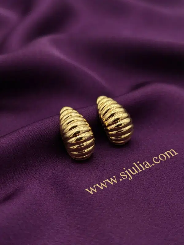 Meher – Ribbed Gold Chunky Hoop Earrings Meher – Ribbed Gold Chunky Hoop Earrings