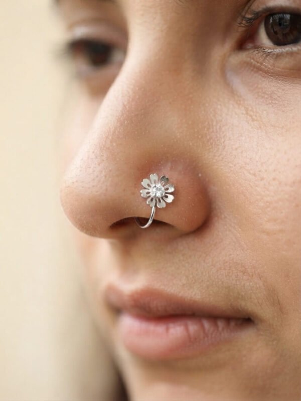 Aria – Silver Daisy Crystal Nose Pin Aria – Silver Daisy Crystal Nose Pin